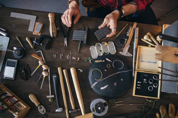 Hantverkaren skärpning verktyget nödvändiga — Stockfoto