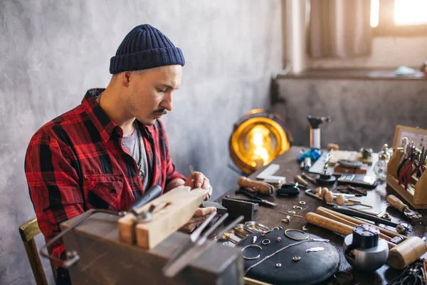 Chico comienza negocio de fabricación de joyas — Foto de Stock