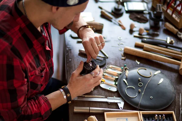 Craftsmanship restoring old jewelry — Stock Photo, Image