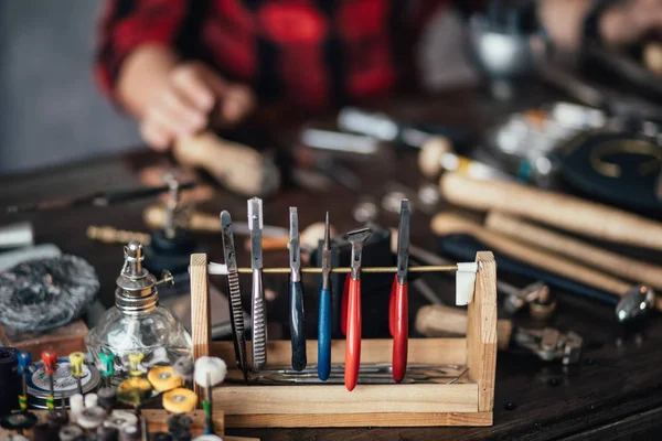 Noodzakelijke hulpmiddelen van de technicus zijn op tafel geplaatst — Stockfoto