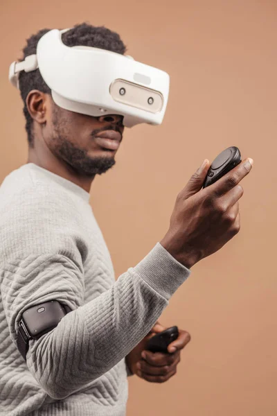 Uomo nero che indossa occhiali 3d vr, giocare a videogame, tenendo il joystick in mano — Foto Stock