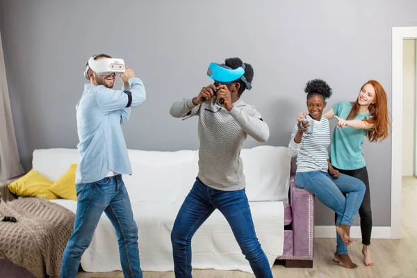 Estudiantes internacionales disfrutando juntos con gafas de realidad virtual —  Fotos de Stock