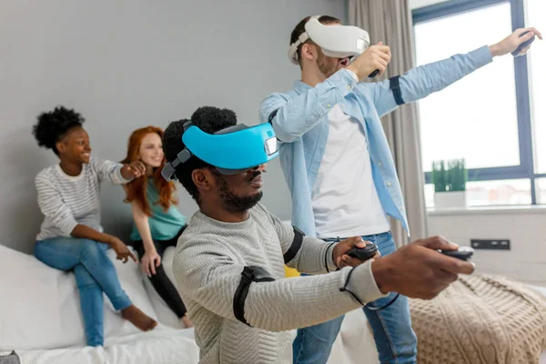 Estudiantes internacionales disfrutando juntos con gafas de realidad virtual — Foto de Stock