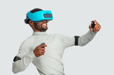 Sanal gerçeklik giyen genç Afrika adam izole üzerinde beyaz zemin koruyucu gözlük