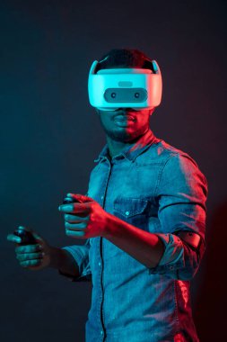 Afrika Vr kulaklık kırmızı ve mavi çift renk arka plan üzerinde giyen adam beyaz,.