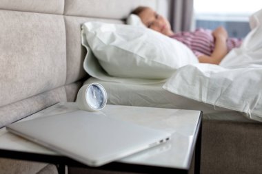 güzel kız ile çalar saat sabah uyanma