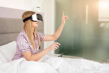 başa takılı ekran giyen genç erkek