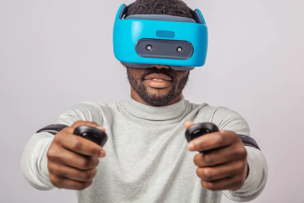 Africký mladík nošení virtuální realita brýle izolované na bílém pozadí — Stock fotografie