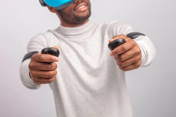 Jovem africano vestindo óculos de realidade virtual isolado no fundo branco — Fotografia de Stock