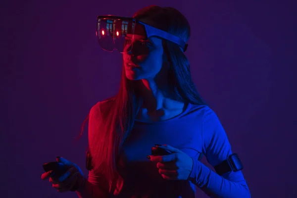 Donna che guarda con VR con luce rossa e blu — Foto Stock