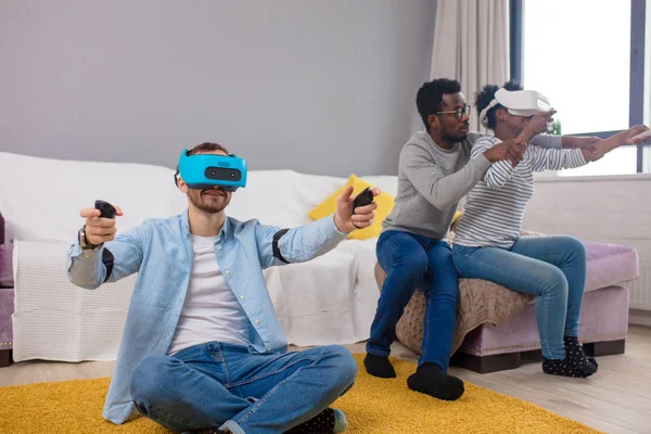 Grupo multiracial de amigos que se divierten probándose gafas de realidad virtual 3D . —  Fotos de Stock