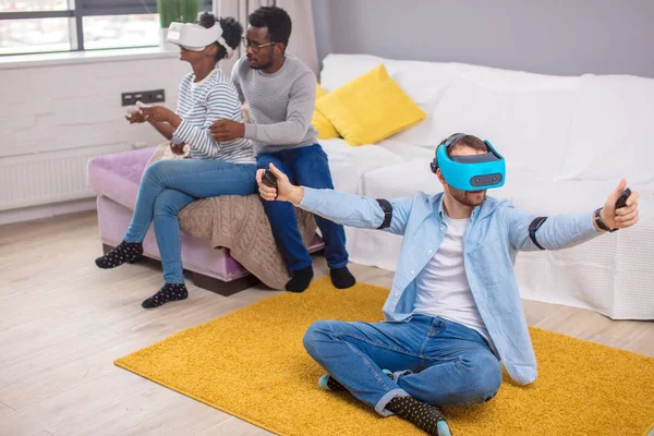 Grupo multiracial de amigos que se divierten probándose gafas de realidad virtual 3D . —  Fotos de Stock