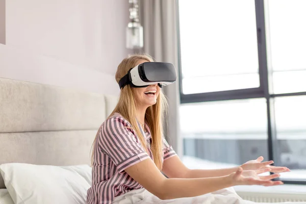 Chica riendo disfruta de la realidad virtual — Foto de Stock