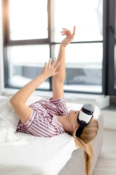 Chica loca está bailando con auriculares virtuales —  Fotos de Stock