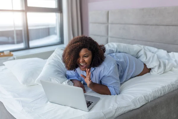 Vrolijke Mollige vrouw online praten met een vriend — Stockfoto