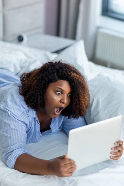 Mujer frustrada mirando la pantalla de la computadora —  Fotos de Stock