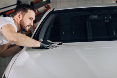 otomatik hizmetinde çalışan adam