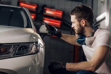 yakışıklı olan bir uzmanlık gerçekleştirme