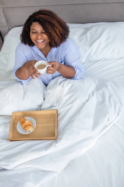 Mulher bonita positivo ter um lanche — Fotografia de Stock