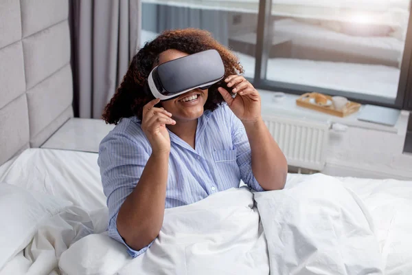Chica disfruta de la realidad virtual. cerrar vista lateral de la foto. tiempo divertido —  Fotos de Stock