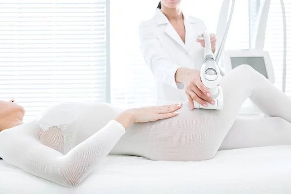 Close-up van schoonheid specialist doen Lpg apparatuur massage op vrouwelijke heupen — Stockfoto