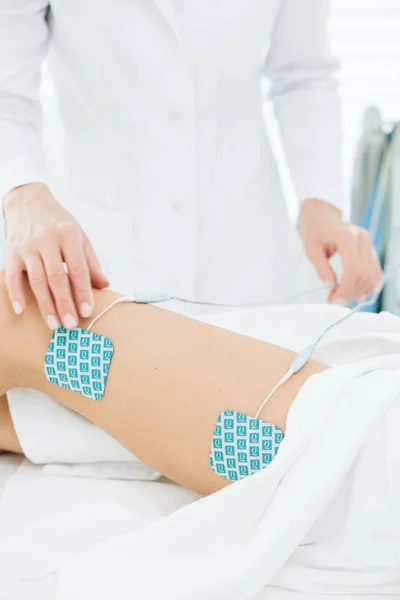 足と美容室でスリム フィット女性の腰に Myostimulation 非外科的ボディメイク 抗セルライトとソフトのクリニックで治療をスリミング ボディをクローズ アップ — ストック写真