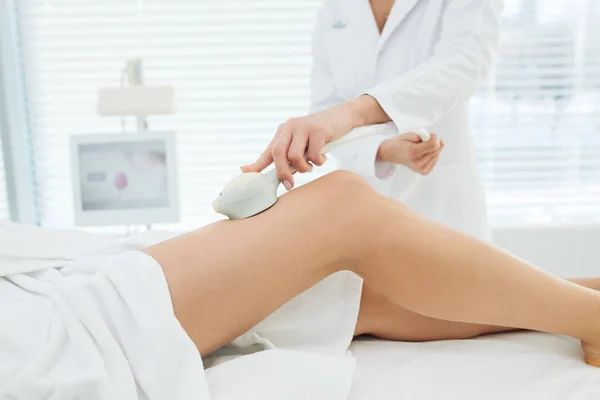 Žena klient kosmetické kliniky dostat LPG masáž na nohy pro zvedání těla — Stock fotografie