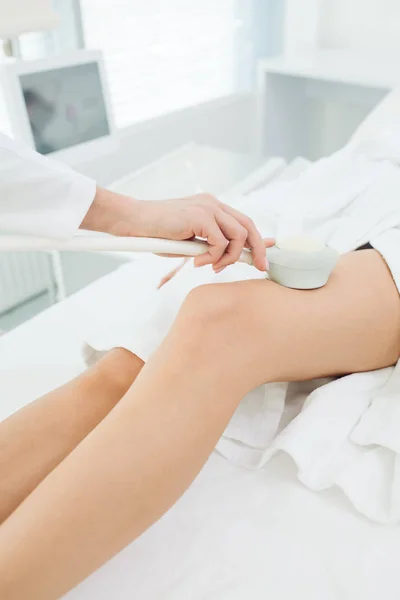 Cliente feminino da clínica de beleza recebendo massagem de GLP nas pernas para o corpo de elevação — Fotografia de Stock