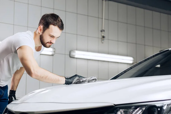 Парень заканчивает мыть свою машину — стоковое фото