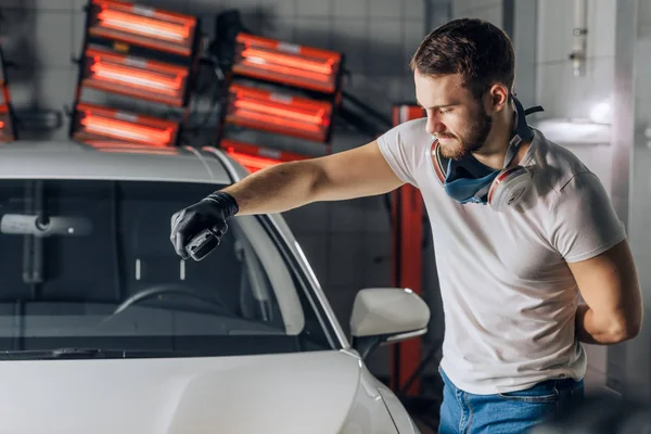 Müşteri Hizmetleri. adam boya derinliği test etmek için boya denetleyicisi ile çalışma