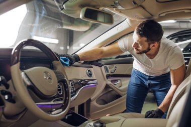 çalışkan adam garajda çalışıyor