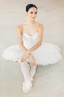 bir dinlenme yere sahip ve kameraya bakarak güzel dansçı