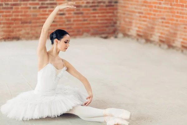 Красива підготовлена балетна танцівниця. танець перформансу. захоплення — стокове фото