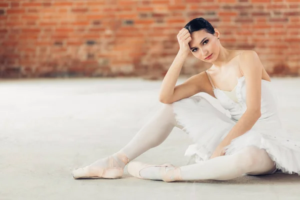 Trevlig avslappnad ballerina poserar för kameran — Stockfoto