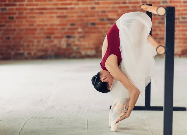 Ballerina göra övningar i loftrum — Stockfoto