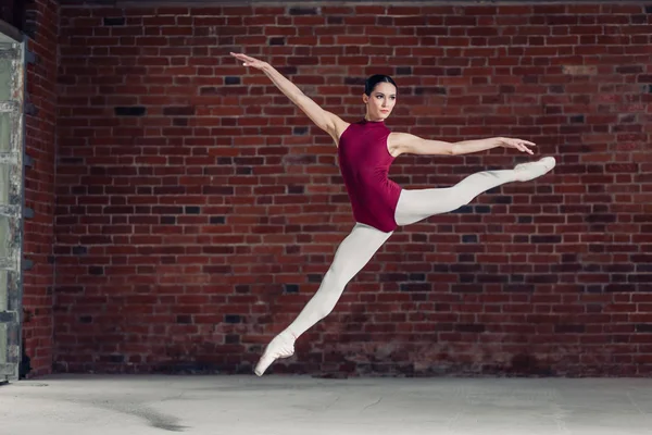 Talentovaná dívka ukazuje její taneční dovednosti — Stock fotografie