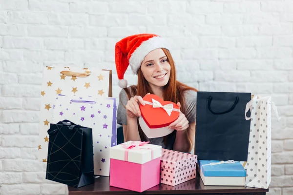 Alegre chica atractiva con regalos posando a la cámara. belleza , —  Fotos de Stock