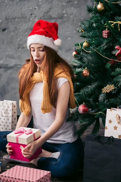 meraklı kız tatil öncesi hediye kutusu açmak istiyor