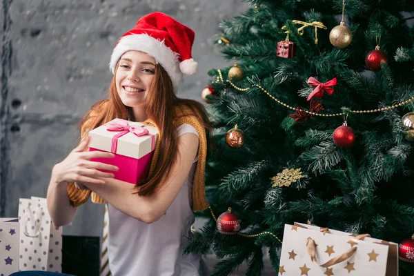 Glad tjej holding har fått en present — Stockfoto