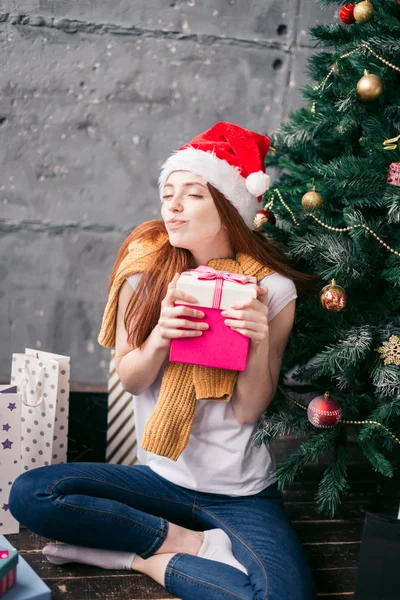 Divertente ragazza è felice di ricevere un regalo — Foto Stock