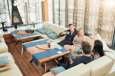 Bornoz Hamam lounge bölgede oturan rahat çeşitli arkadaşlar