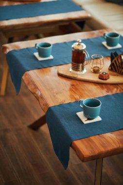 Öğle ve akşam yemekleri için bir tablo ayarı.