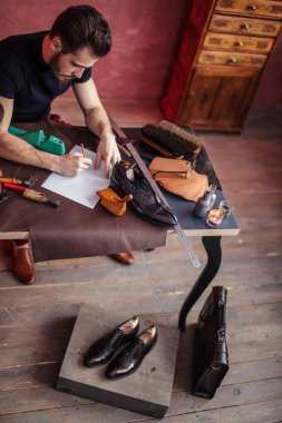 Genç ayakkabıcı onun fikirleri aşağı yazma