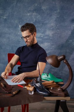 Genç korku veren adam modelleme marka