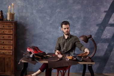 ciddi adam şık ayakkabı çifti yapacak