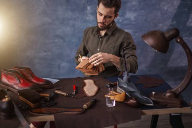 adam eski ayakkabı restorasyonu gerçekleştirir