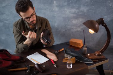 kunduracı bir önyükleme kırık sole tamir gözlük