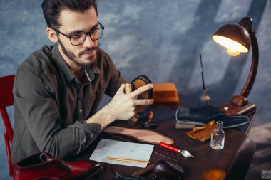 üzgün adam ayakkabı tamir edemem