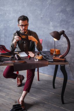 genç adam nasıl bir çift ayakkabı tamir için düşünme