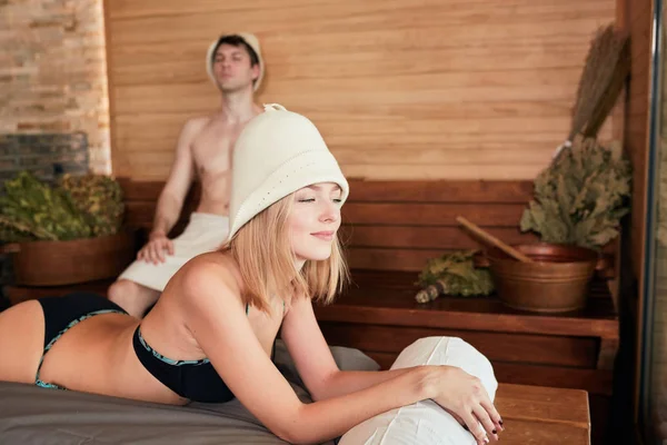 Sauna, terapie, relaxace a zdraví koncepce. — Stock fotografie